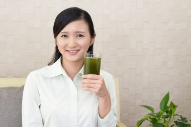 Sebze suyu bir bardak içme kadın