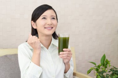 Sebze suyu bir bardak içme kadın