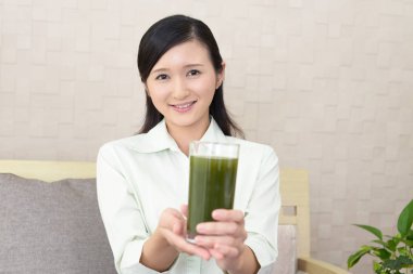 Sebze suyu bir bardak içme kadın