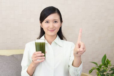 Sebze suyu bir bardak içme kadın