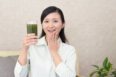 Sebze suyu bir bardak içme kadın