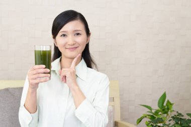 Sebze suyu bir bardak içme kadın