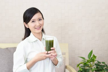 Sebze suyu bir bardak içme kadın