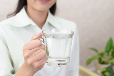 Bir bardak su içen kadın.