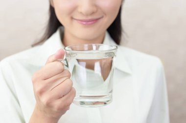 Bir bardak su içen kadın.