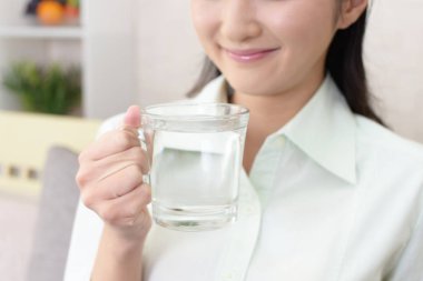 Bir bardak su içen kadın.