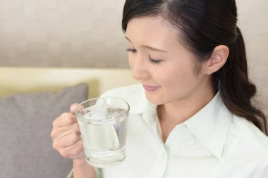 Bir bardak su içen kadın.