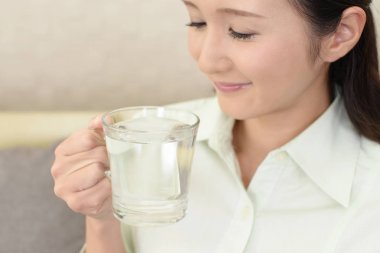 Bir bardak su içen kadın.