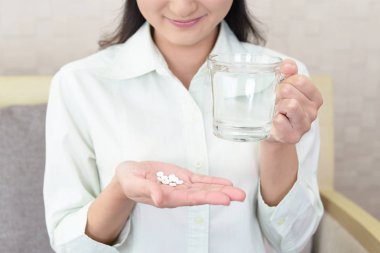 Takviyeleri içen kadın