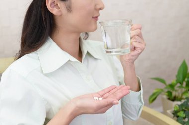 Takviyeleri içen kadın