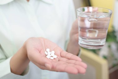 Takviyeleri içen kadın