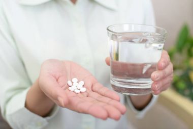 Takviyeleri içen kadın