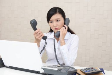 Yorgun ve stresli bir iş kadını duygu