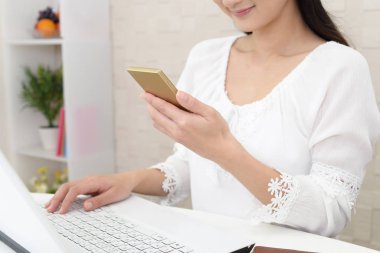 bir akıllı telefon kullanan kadın