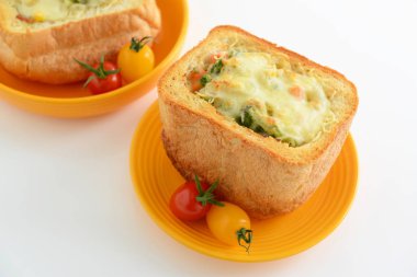 Lezzetli yemekler yemek masası üzerinde