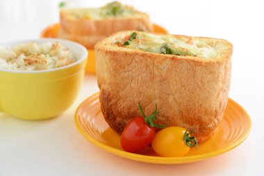 Lezzetli yemekler yemek masası üzerinde