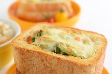 Lezzetli yemekler yemek masası üzerinde