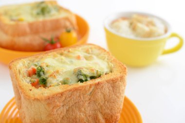 Lezzetli yemekler yemek masası üzerinde