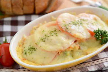 Lezzetli patates graten ekmek ile