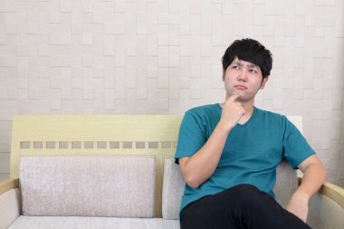 Huzursuz görünen adam portresi