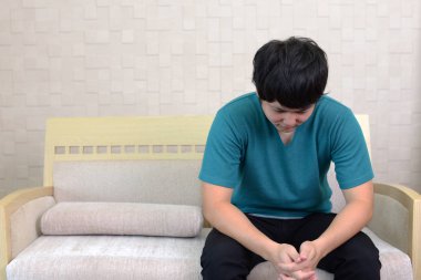 Asya adam yorgun ve stresli hissediyor