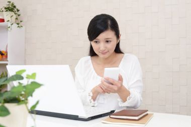 Huzursuz arayan kadın portresi