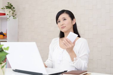 Huzursuz arayan kadın portresi