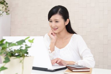 Dizüstü bilgisayar hoşlanan kadın