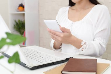 bir akıllı telefon kullanan kadın