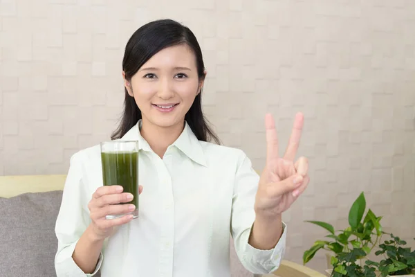 Frau Trinkt Ein Glas Gemüsesaft — Stockfoto