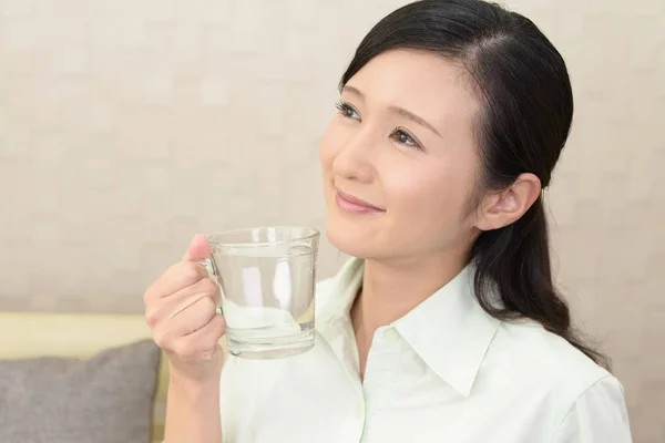 Mujer Bebiendo Vaso Agua — Foto de Stock