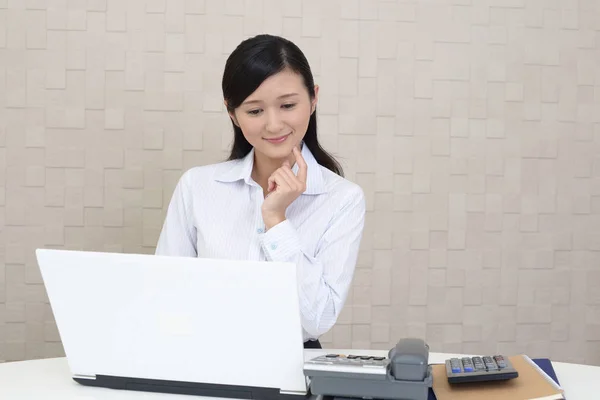 Arbeitende Asiatische Geschäftsfrau — Stockfoto