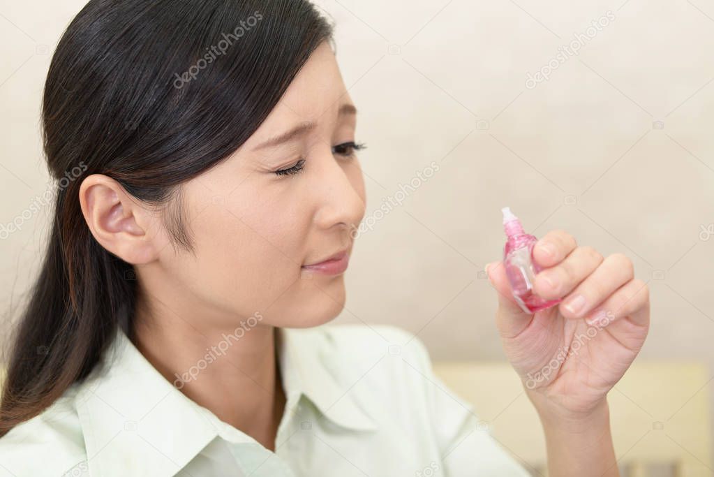 Woman who puts eye drops in her eyes 