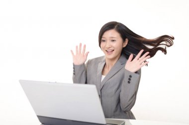 Bir dizüstü bilgisayarda çalışan mutlu iş kadın