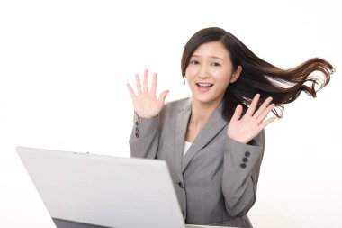 Bir dizüstü bilgisayarda çalışan mutlu iş kadın