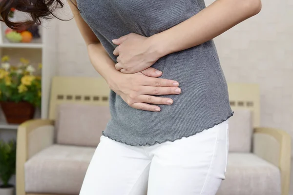 Karın ağrısı olan bir kadın.