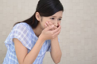 Hamile kadın mide bulantısı ile acı