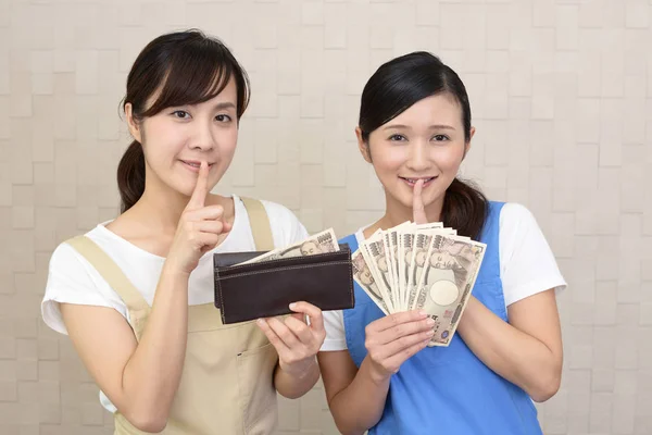 Mulheres Sorridentes Com Dinheiro — Fotografia de Stock