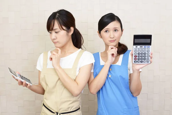 Teleurgesteld Vrouwen Met Calculator — Stockfoto