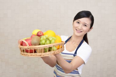 Meyve ile gülümseyen kadın