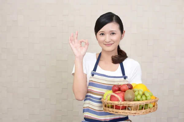 Femme Souriante Aux Fruits — Photo