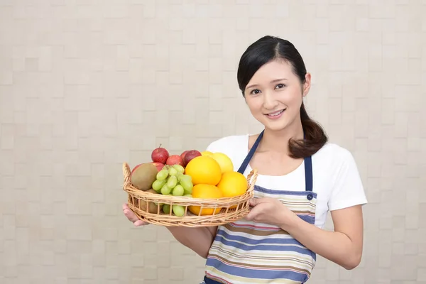 Mujer Sonriendo Con Frutas — Foto de Stock