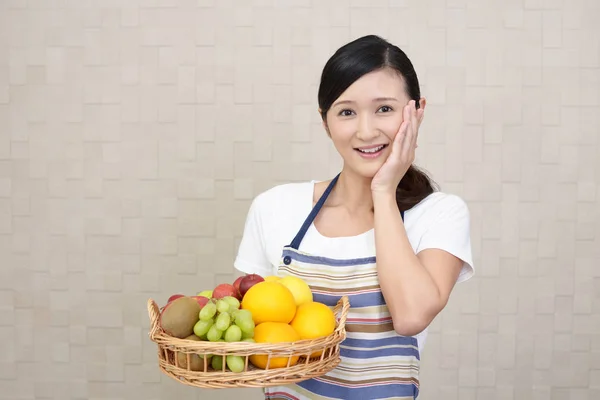 Frau Lächelt Mit Früchten — Stockfoto