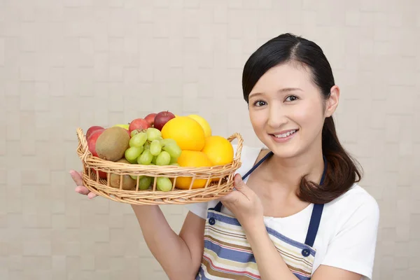 Mujer Sonriendo Con Frutas —  Fotos de Stock