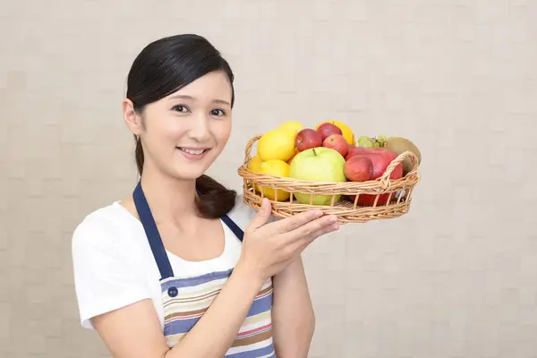 Mujer Sonriendo Con Frutas — Foto de Stock
