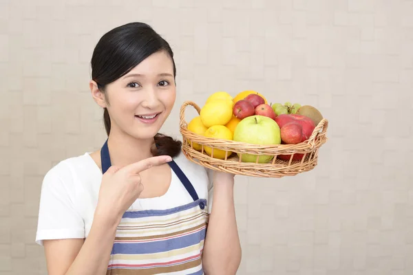 Mujer Sonriendo Con Frutas — Foto de Stock