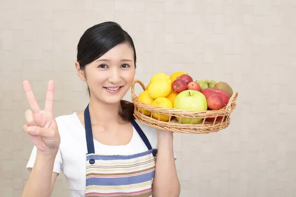 Mujer Sonriendo Con Frutas — Foto de Stock