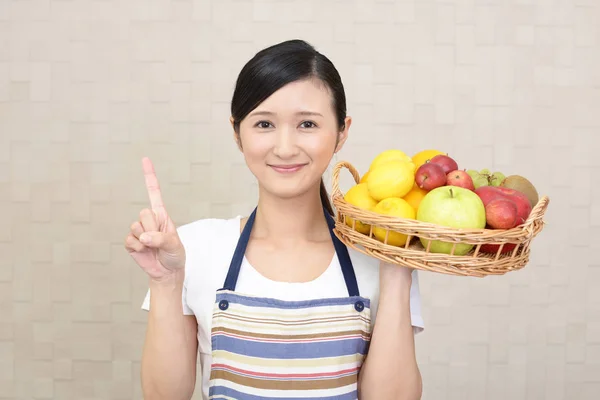 Femme Souriante Aux Fruits — Photo