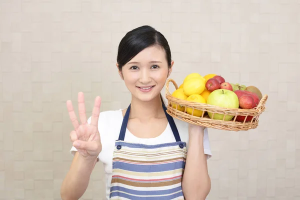 Mujer Sonriendo Con Frutas —  Fotos de Stock