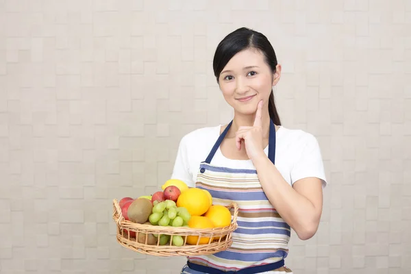 Mulher Sorrindo Com Frutas — Fotografia de Stock